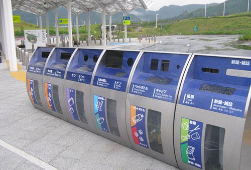SR過濾技術有限公司在日本拍到的垃圾分類箱