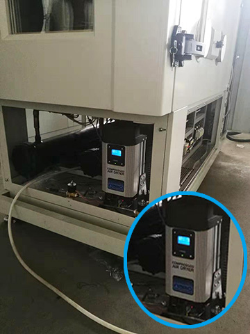英國小型模塊干燥機集成到高低溫環境試驗箱里的設備照片